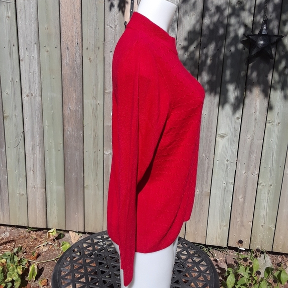 Size M petite red turtleneck sweater - Picture 3 of 9